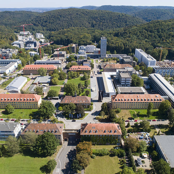 Campusgebäude aus der Luft gesehen