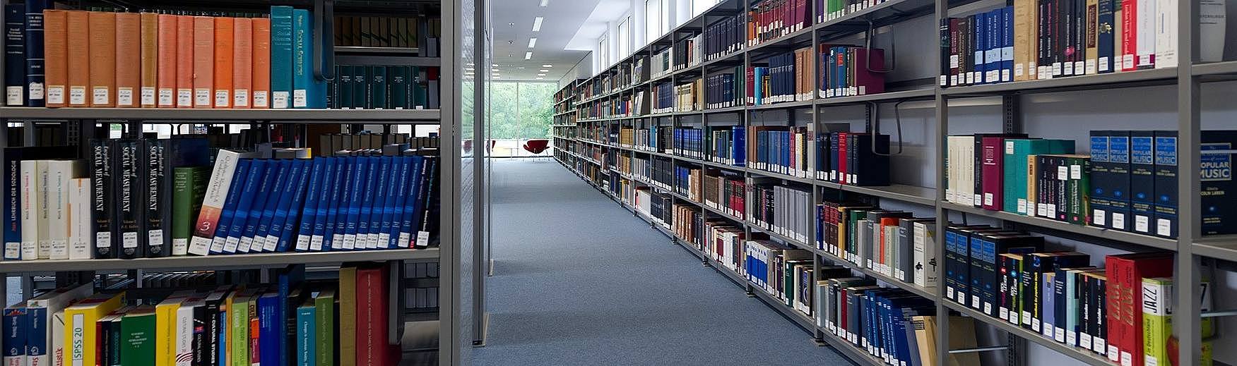 Bücherregale in einer Bibliothek