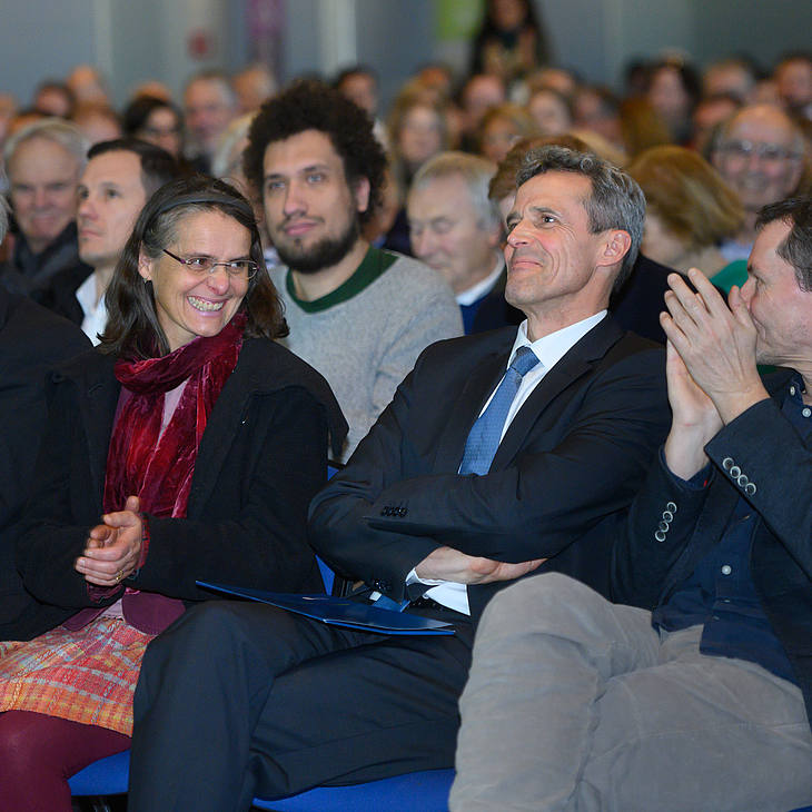 Blick ins applaudierende Publikum mit Dr. Thilo Offergeld, Arbeitsstelle Universitätsgeschichte