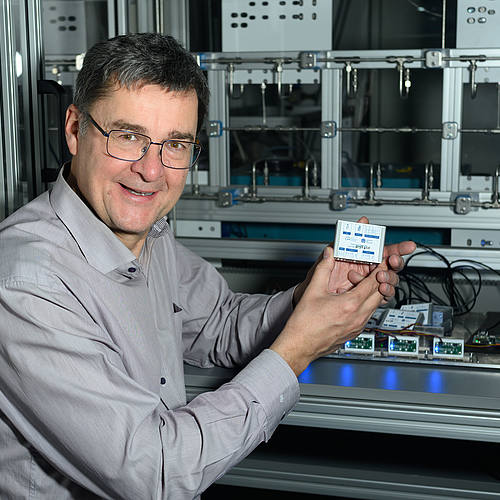 Professor Andreas Schütze im Messtechniklabor