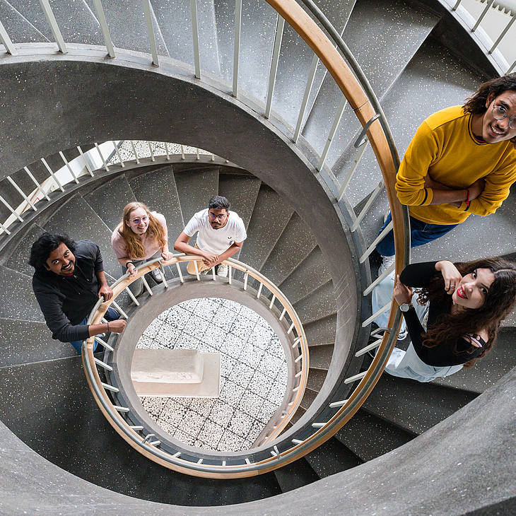 Studierende auf Treppe