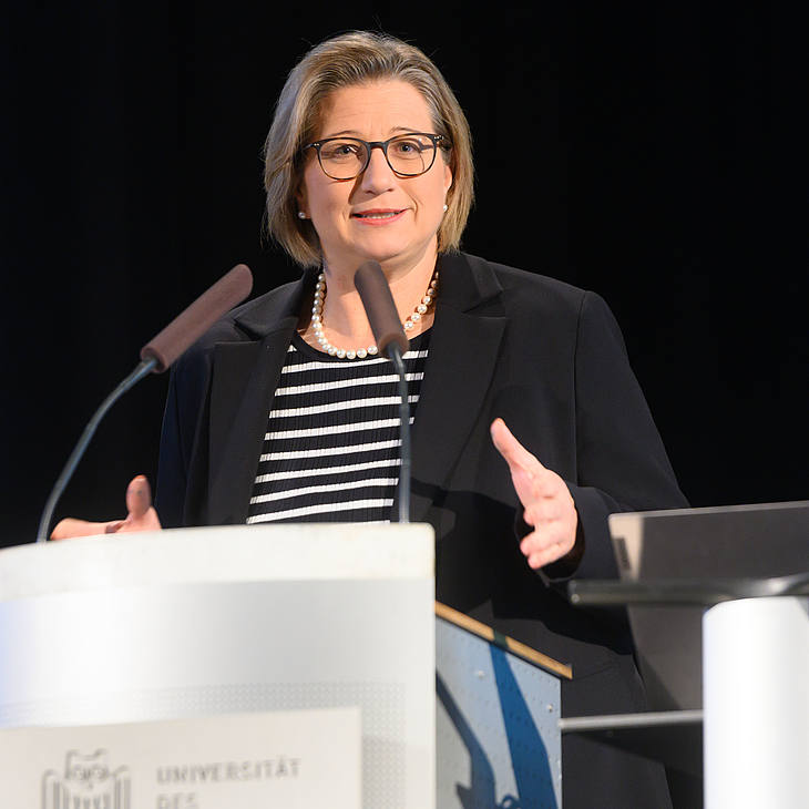 Nahaufnahme: Ministerpräsidentin Anke Rehlinger bei ihrem Grußwort 