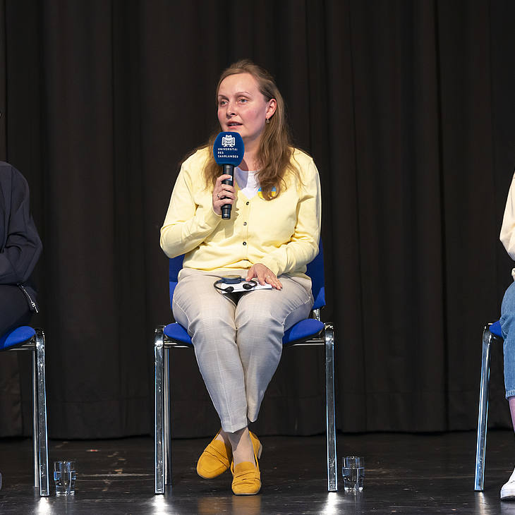 Von links nach rechts: Prof. Dr. Astrid Fellner, Dr. Yuliya Stodolinska und Olha Slobodian diskutieren.