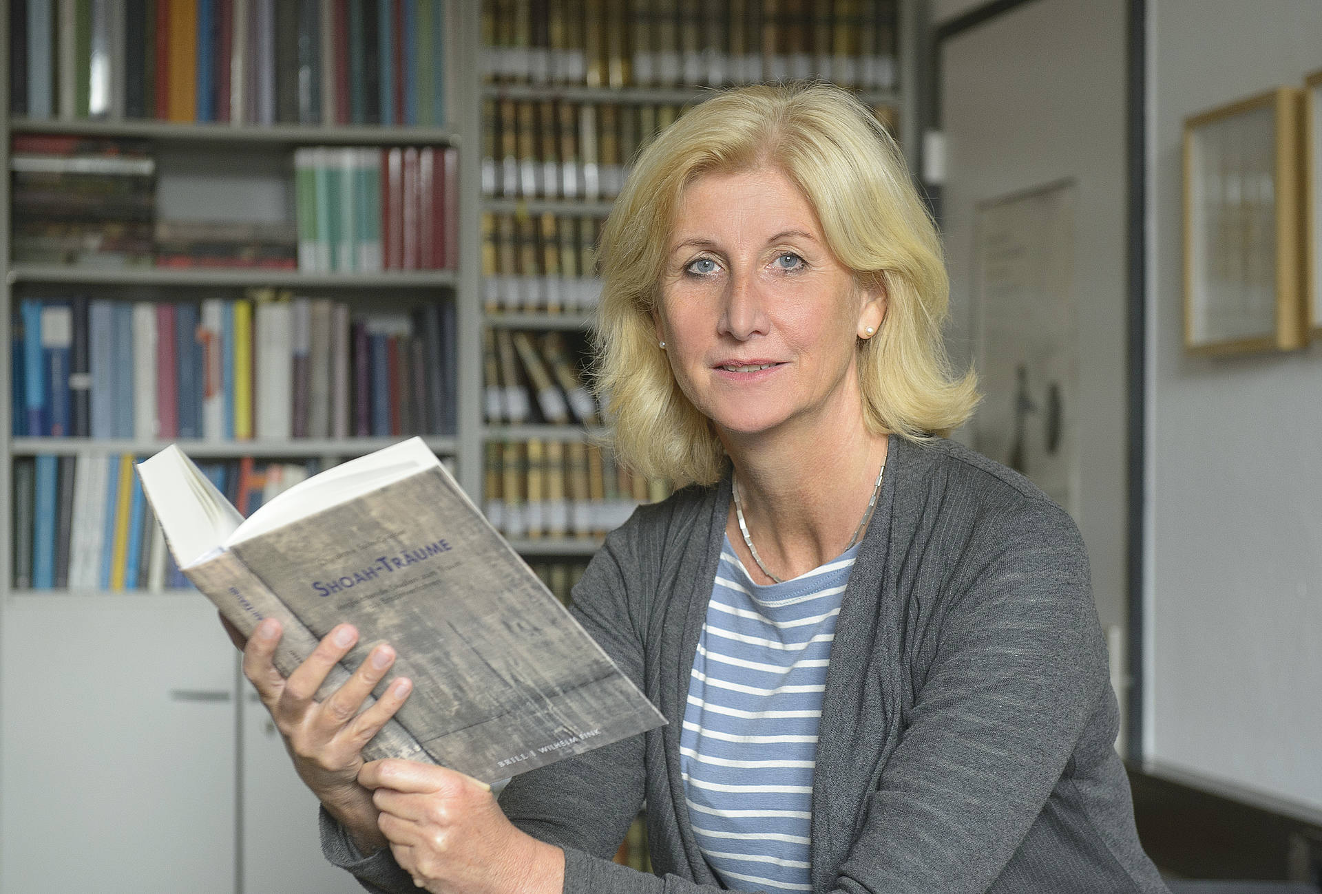 Christiane Solte-Gresser, Professorin für Allgemeine und Vergleichende Literaturwissenschaft an der Universität des Saarlandes mit ihrem Buch Shoah-Träume