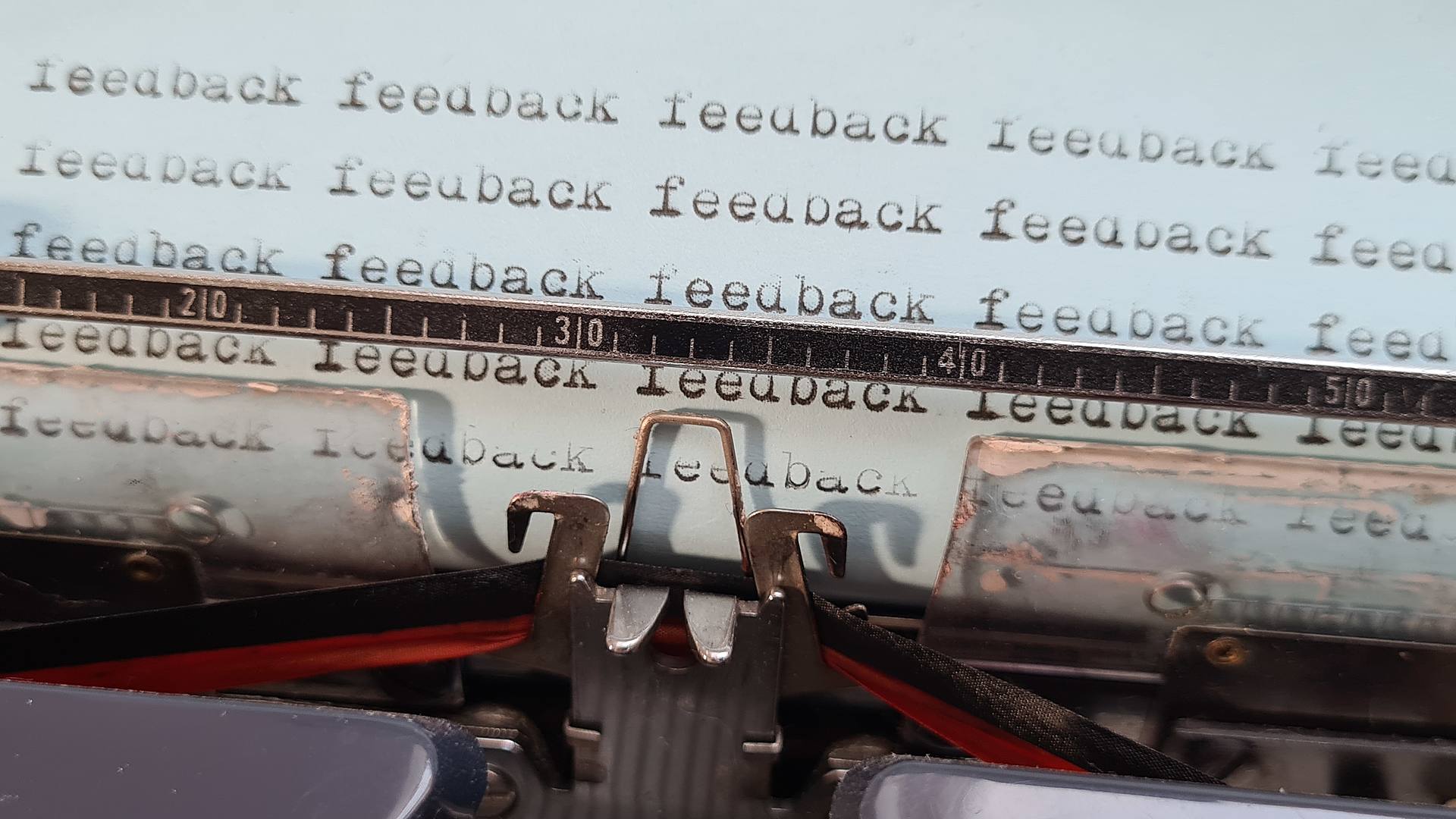 Adler-Schreibmaschine, die das Wort 'feedback' tippt