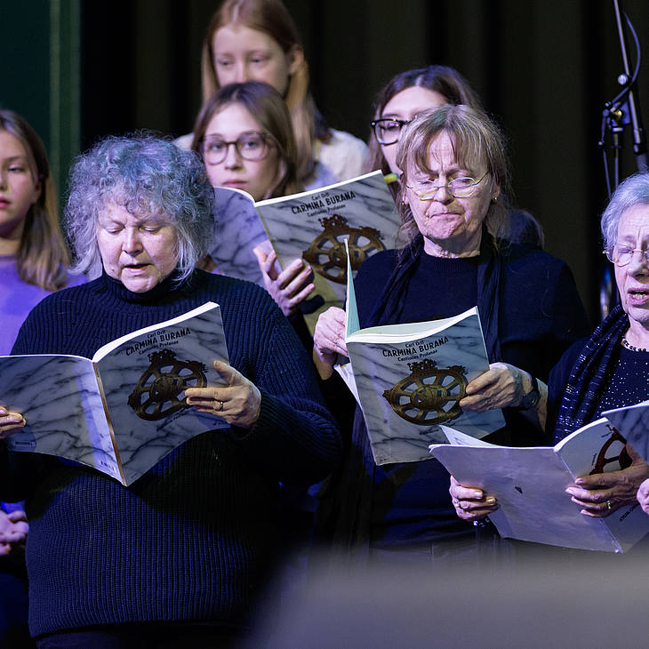 Frauen des Chores singen in Nahaufnahme