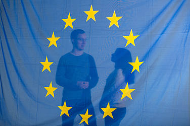 Europa-Fahne mit Personen im Hintergrund