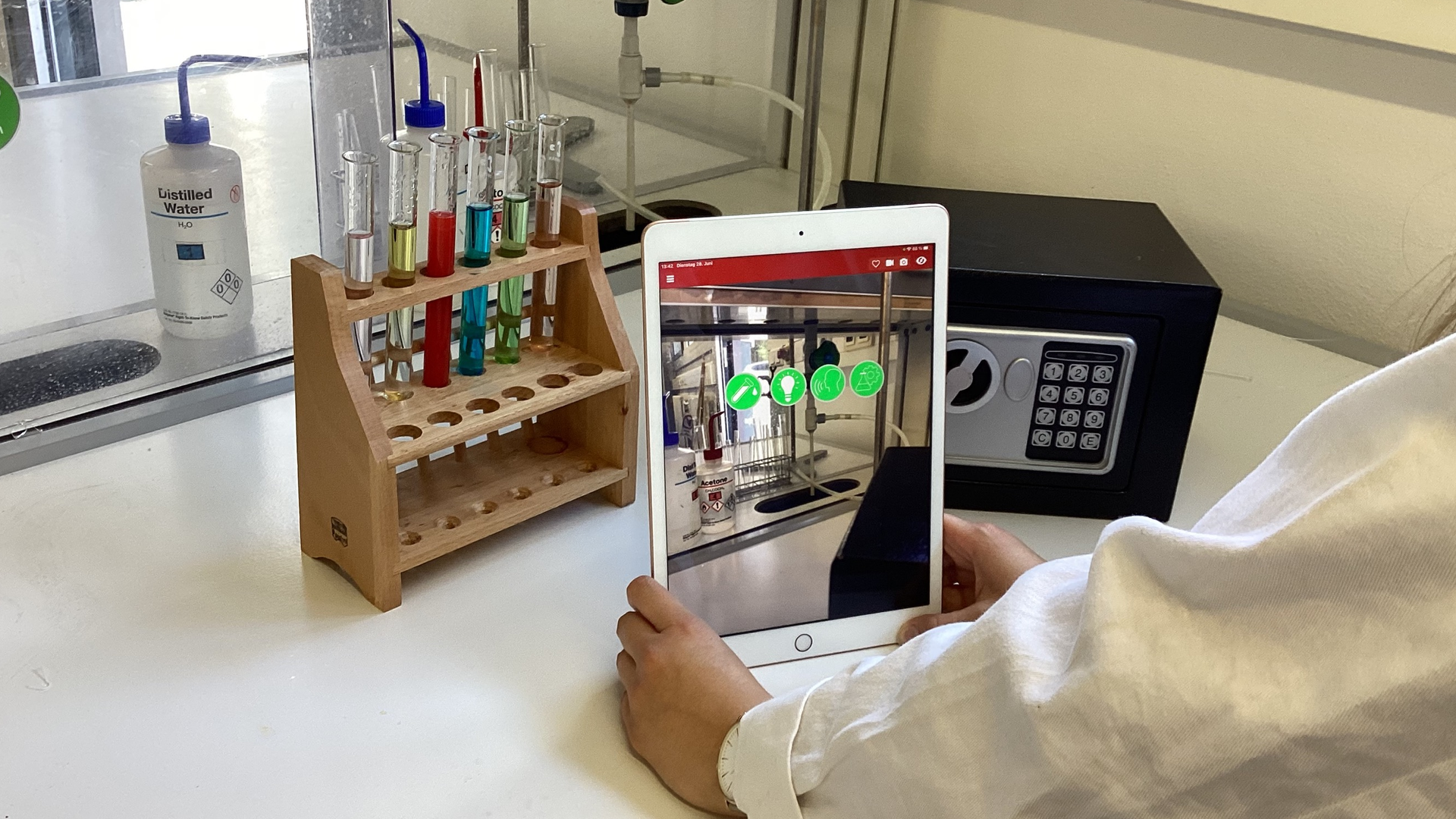 Laborbench mit Reagenzglasständer mit farbig gefüllten Reagenzgläsern, einen Safe und eine Person im Kittel benutzt mit einem Tablett Augmented Reality