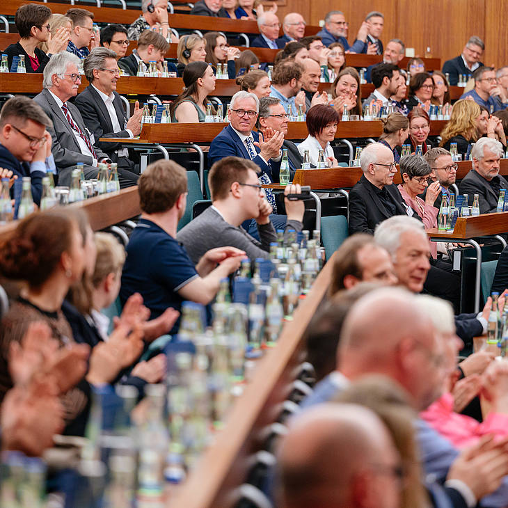 Blick ins klatschende Publikum im Audimax der Universität des Saarlandes