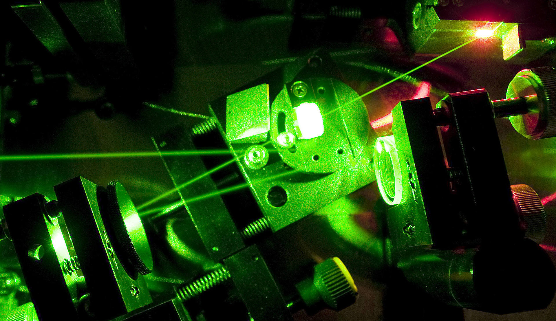 Titan-Saphir-Laser, erstrahlt in neon grün