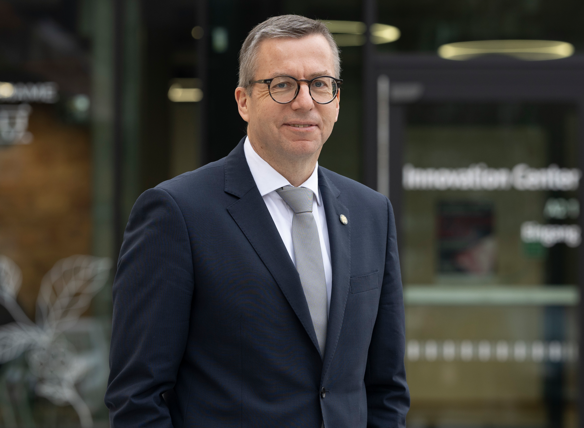 Das Bild zeigt ein Portrait des Universitätspräsidenten Ludger Santen