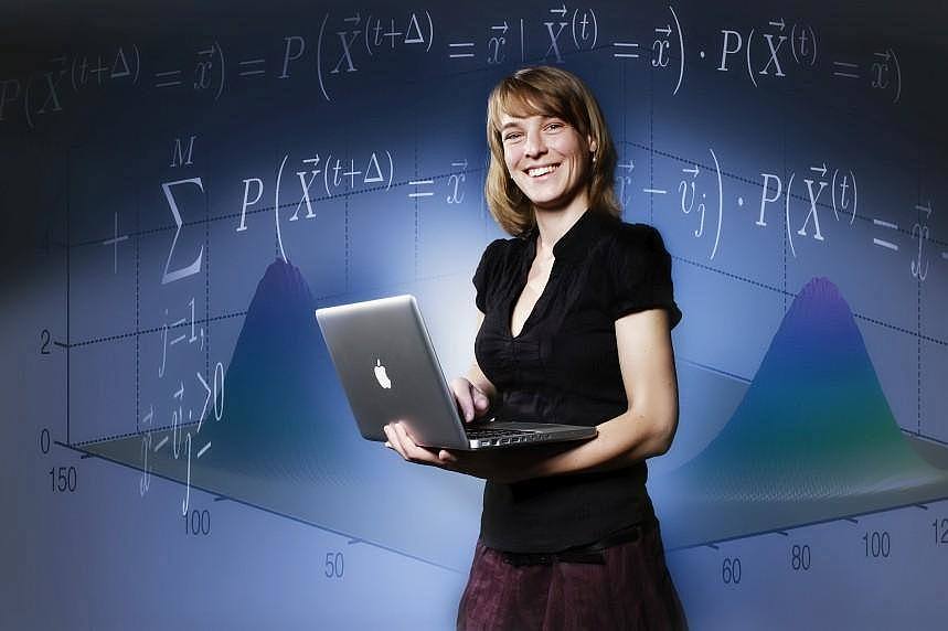Junge Frau mit Laptop, im Hintergrund mathematische Formeln