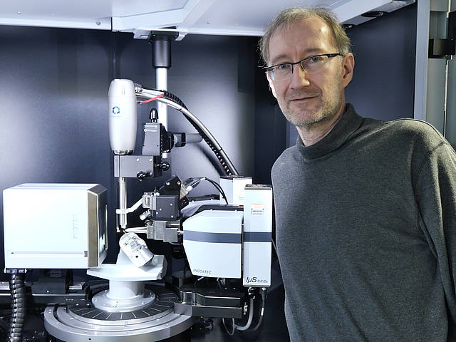 Dr. Bernd Morgenstern, Servicestelle Röntgenbeugung, vor einem Einkristalldiffraktometer