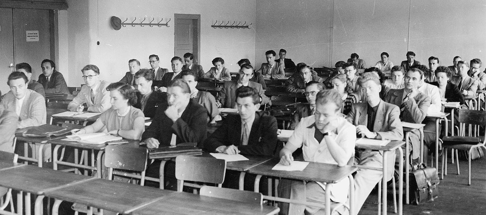 Ein Hörsaal mit Studenten und Studentinnen in den 1950er Jahren