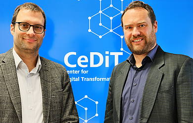 Portrait von Stefan Morana (links) und Eric Grosse vor dem Logo des Cedit