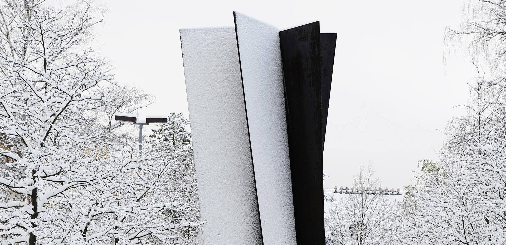 Die Stahlskulptur "Torque" im Schnee