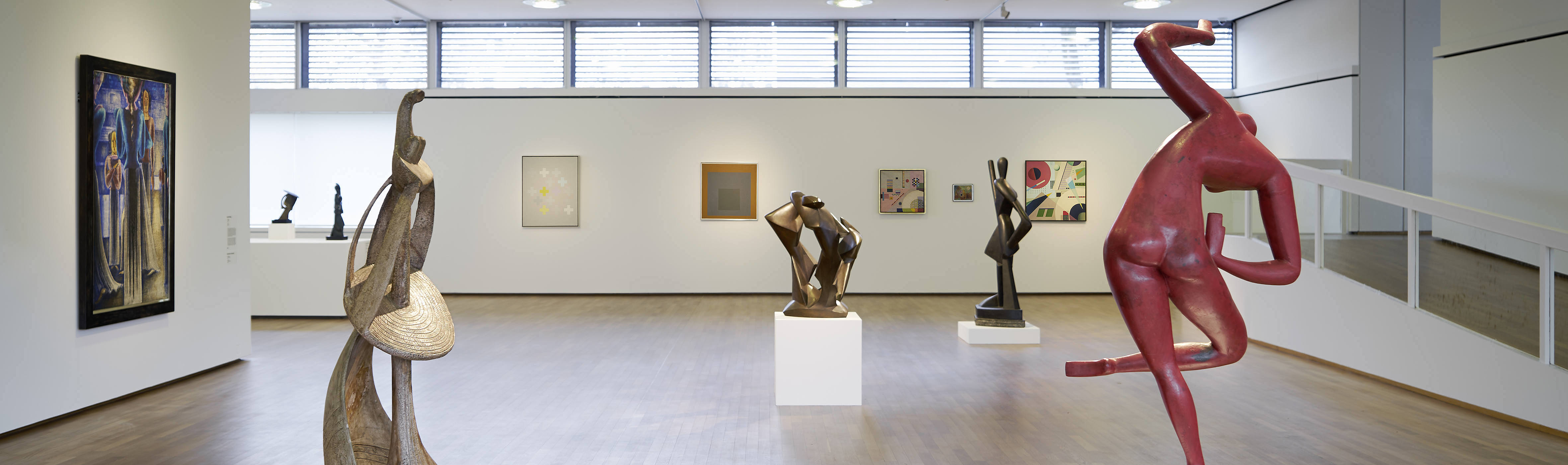Moderne Galerie Ausstellungsraum mit Skulpturen
