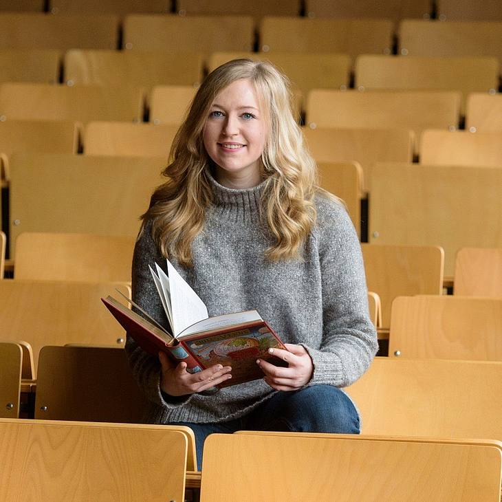 Studentin sitzt in einem Hörsaal der Universität des Saarlandes