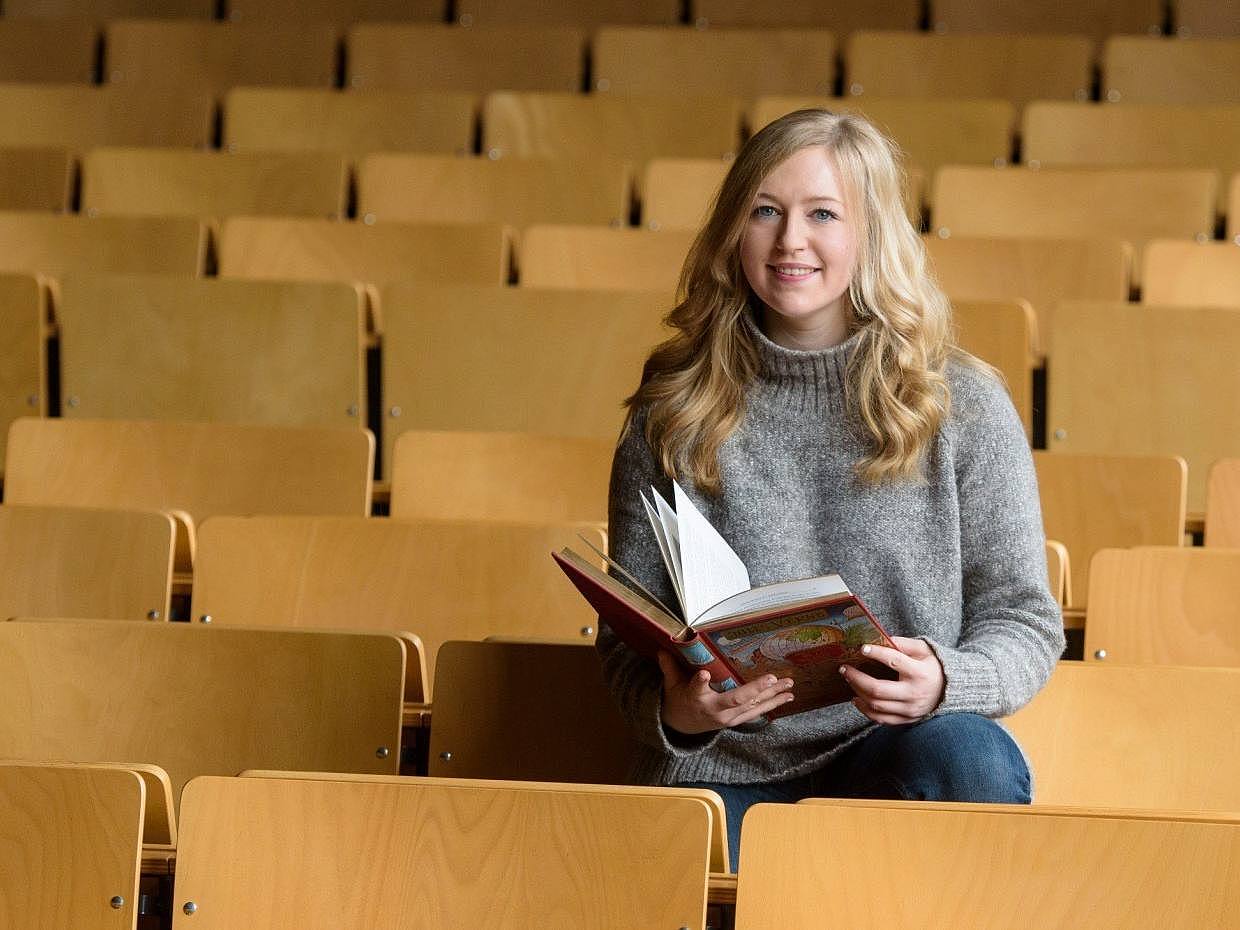 Studentin sitzt in einem Hörsaal der Universität des Saarlandes