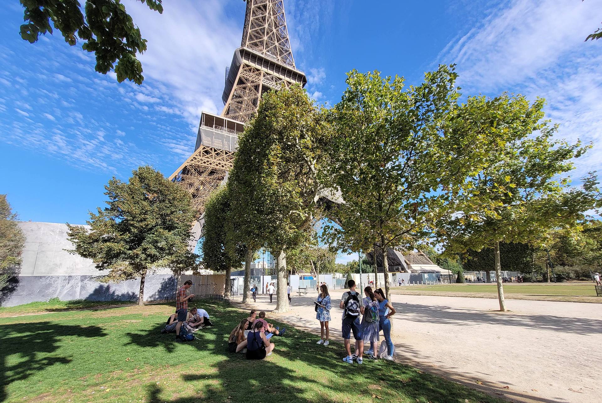 Link zum Artikel im Webmagazin Campus, Bild Studierende unter dem Eiffelturm in Paris