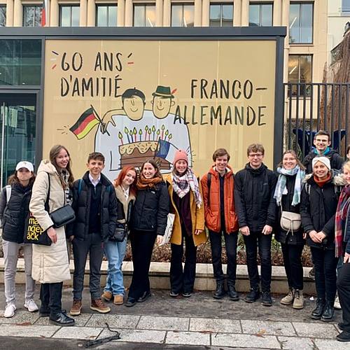 Gruppenbild for der Aufschrift 60 ans d'amitié franco-allemande in Paris