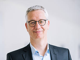 Portraitfoto von Professor Wolfgang Maaß