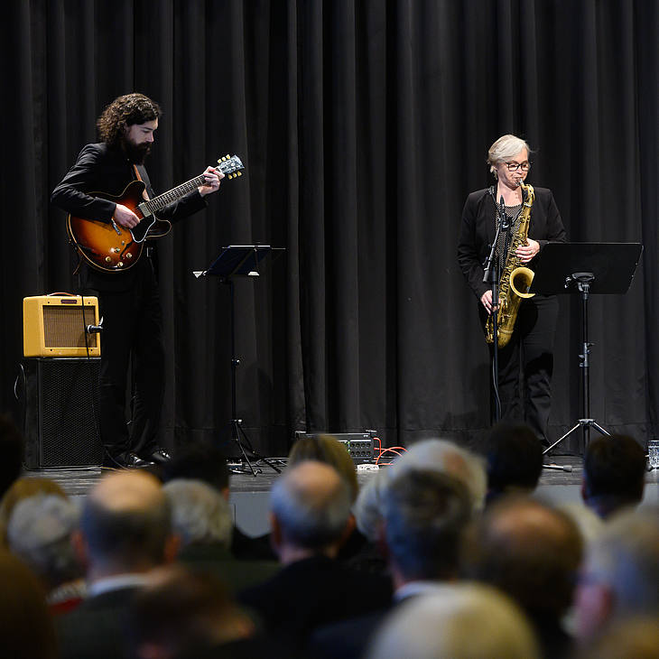 Das Jazz-Duo Cordula Hamacher und Gilles Grethen spielt Saxophon und Gitarre
