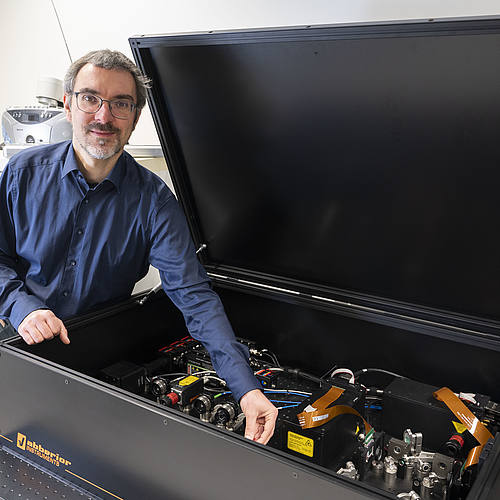 Marcel Lauterbach steht in seinem Labor an einer Laser-Mikroskopie-Anlage. 