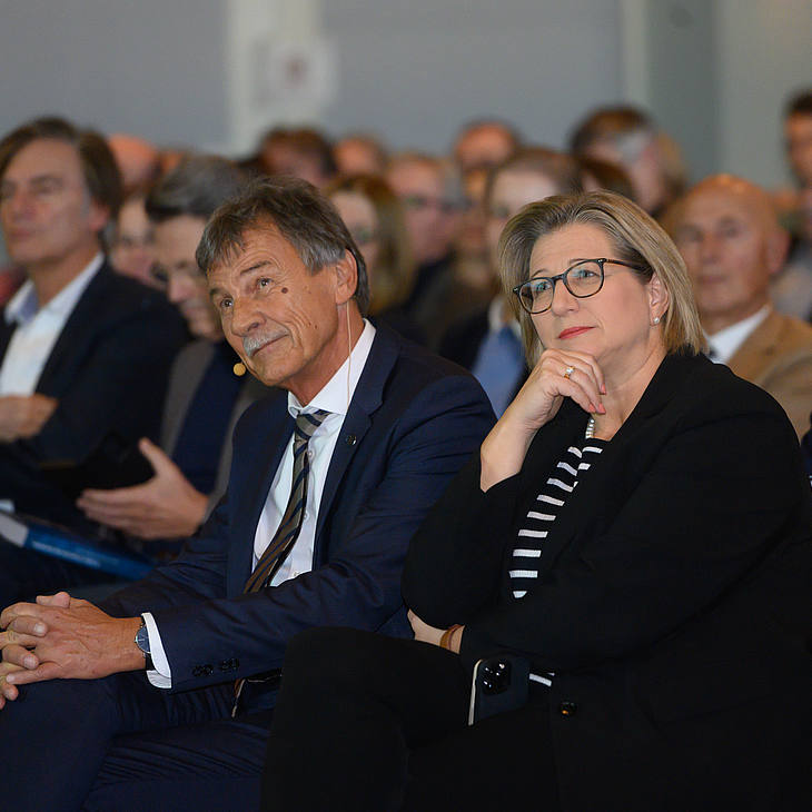 Blick ins Publikum mit Ministerpräsidentin Anke Rehlinger und Universitätspräsident Prof. Dr. Manfred Schmitt
