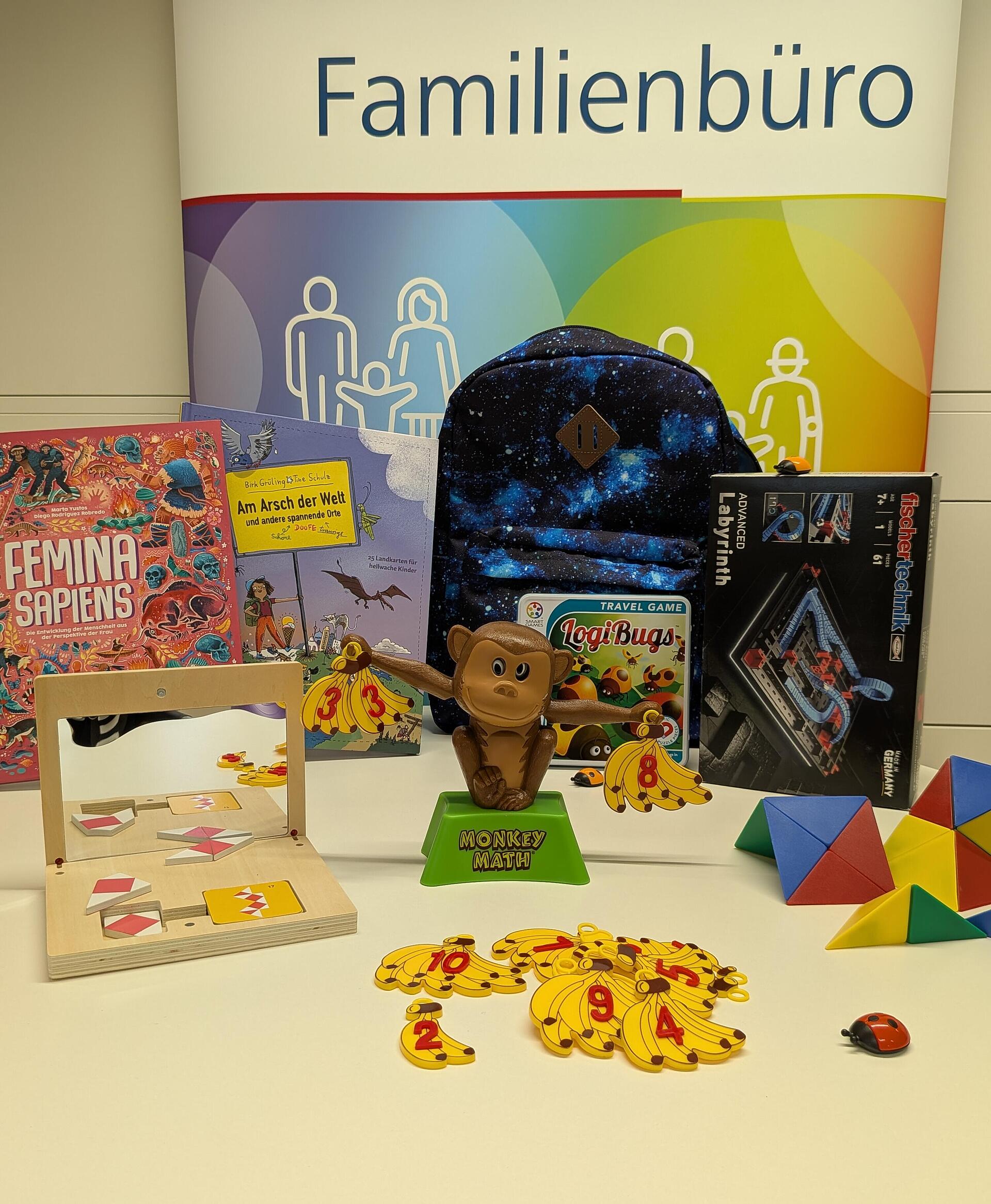 Rucksack mit Galaxiemuster, Bücher, Knobel- und Bauspielzeug