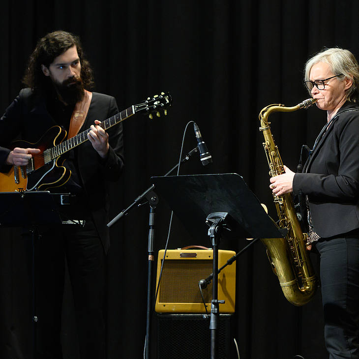 Das Jazz-Duo Cordula Hamacher und Gilles Grethen spielt Saxophon und Gitarre