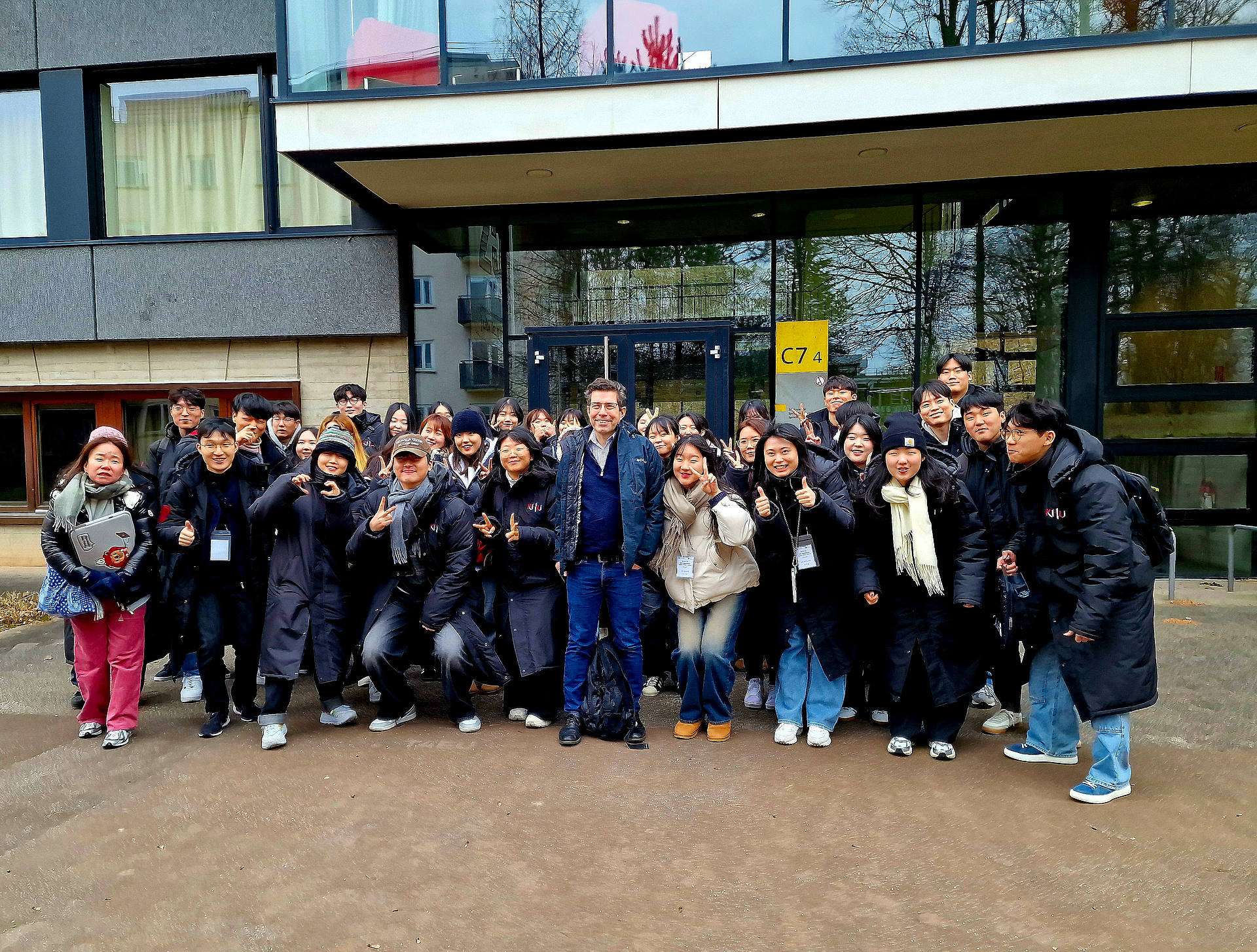 Gruppenbild Guido Kickelbick mit Teilnehmern der UdS - Korean Winter School