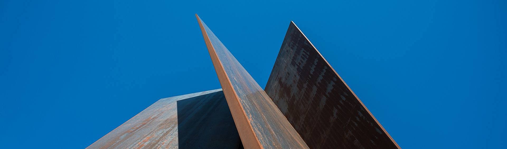 Blick nach oben auf die Stahlskulptur Torque von Richard Serra