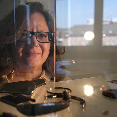 Portrait von Dr. Isabella Gallino vor Metallproben