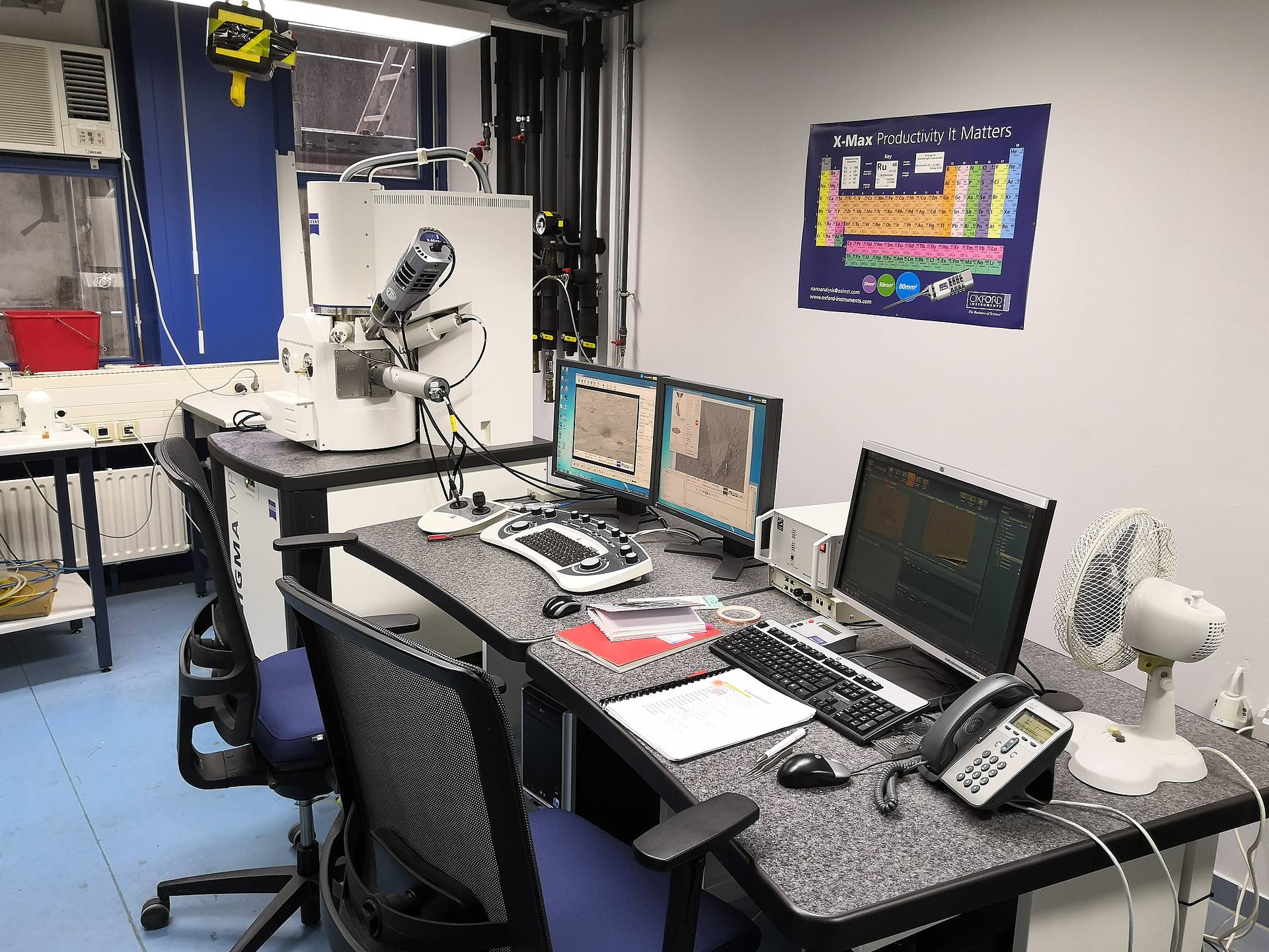 Labor mit einem Rasterelektronenmikroskop und mehreren Computern zur Steuerung.