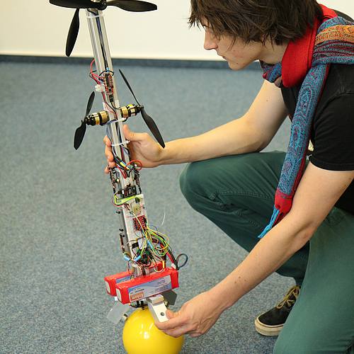 Ein Student arbeitet am Ballroboter.