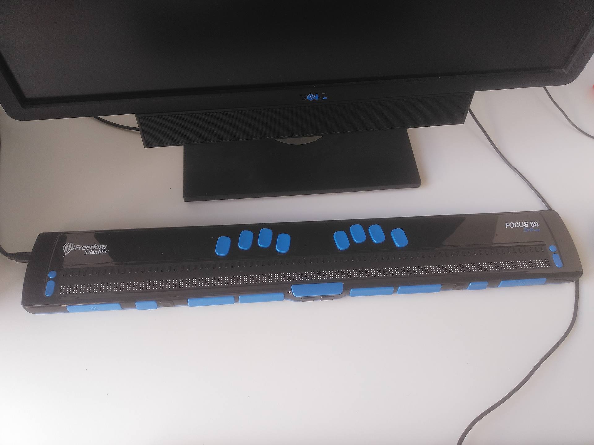 Foto Braillezeile vor einem Computerbildschirm