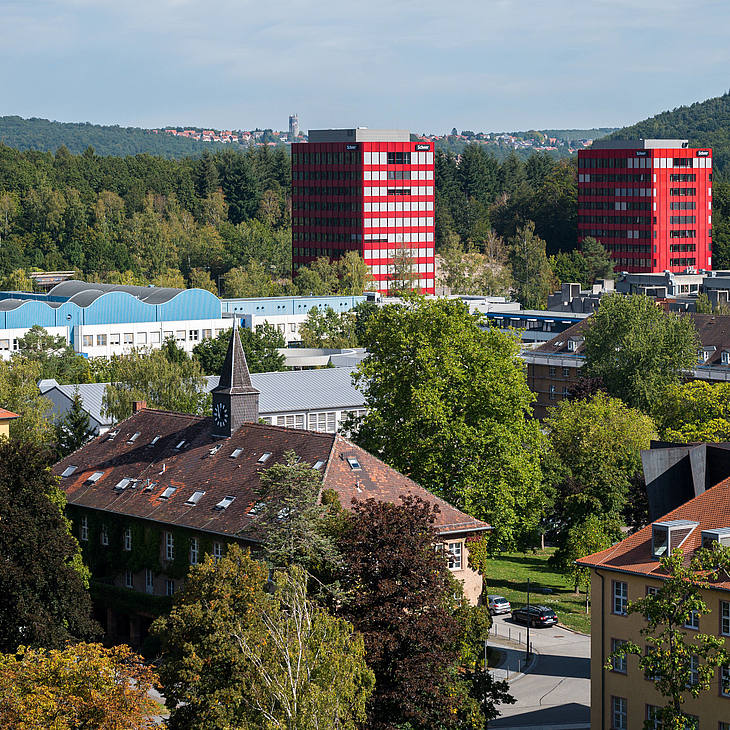 Luftaufnahme des Campus mit zwei roten Hochhäusern, den Scheer-Towern.