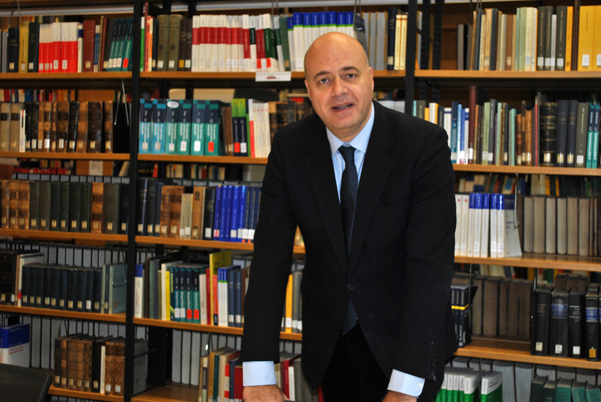 Porträtfoto von Prof. Dr. Paulo Mota Pinto vor einem Bücherregal