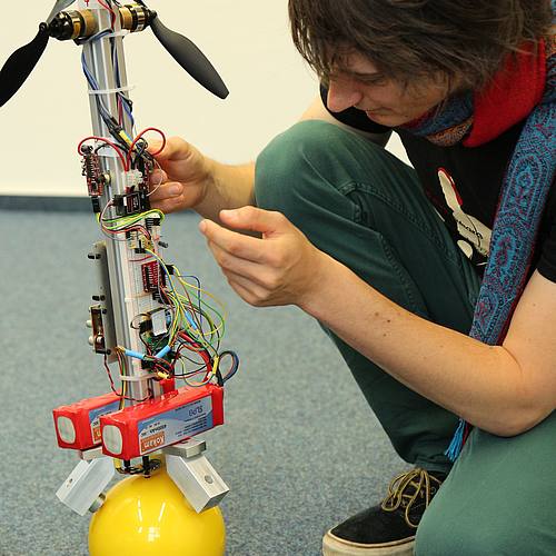 Ein Student arbeitet am Ballroboter.