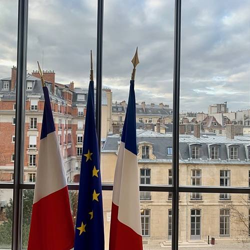 Blick auf die Dächer von Paris, französische und europäische Flaggen im Vordergrund