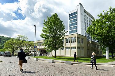 SULB-Gebäude von der Straße aus gesehen, mit Menschen, die dorthin gehen.