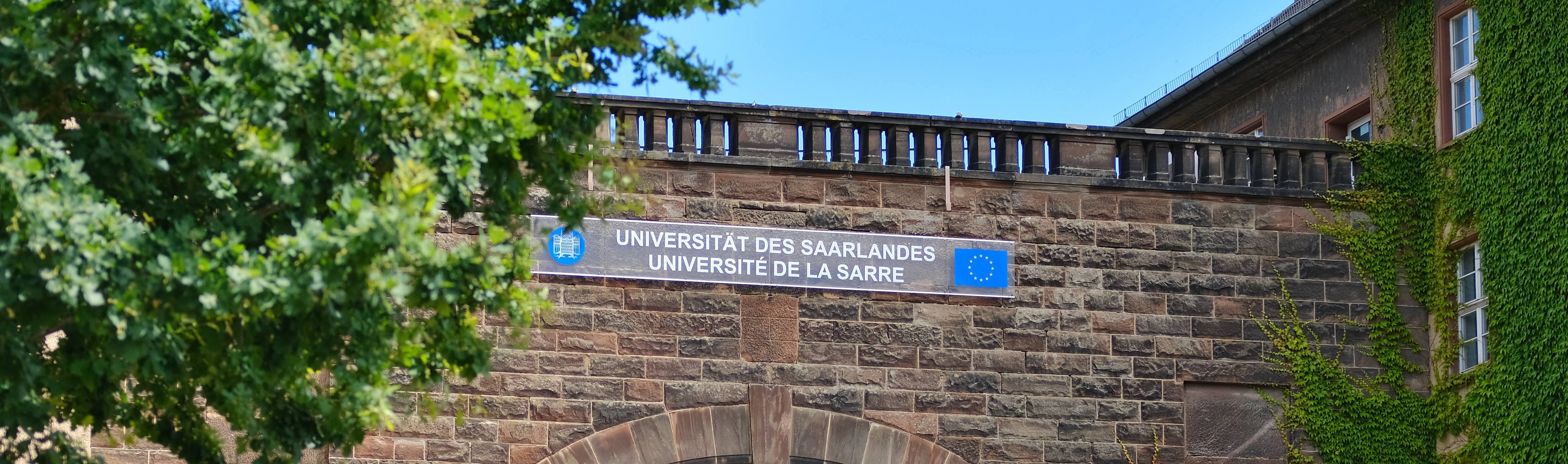 Eingangsportal der Universität des Saarlandes mit der deutsch-französischen Benennung Universität des Saarlandes, Université de la Sarre