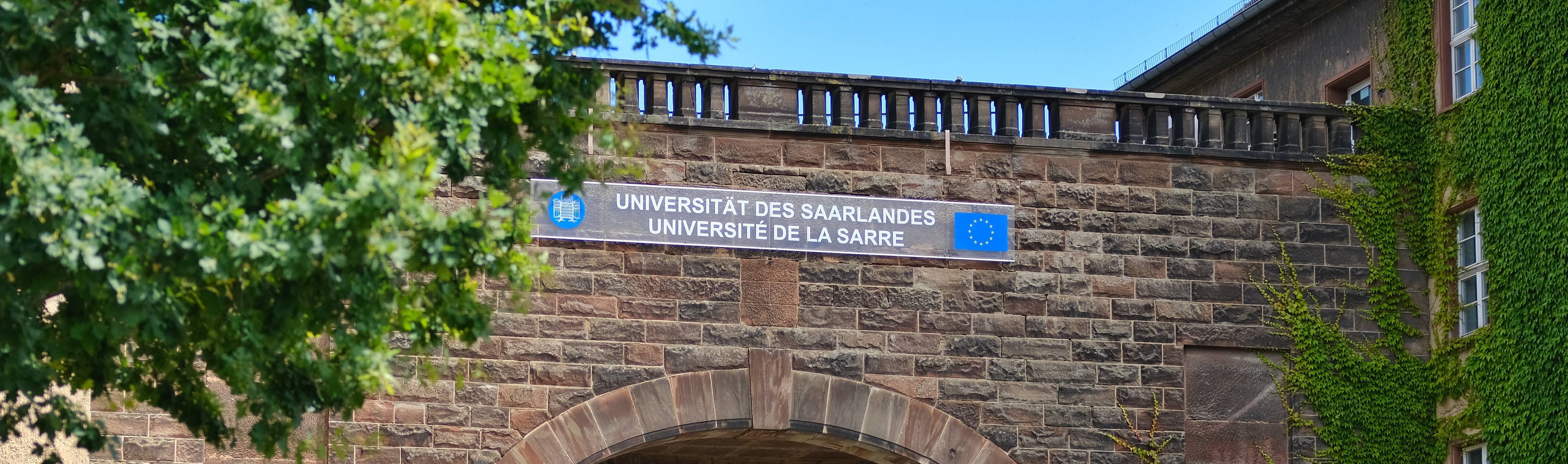 Eingangsportal der Universität des Saarlandes mit der deutsch-französischen Benennung Universität des Saarlandes, Université de la Sarre