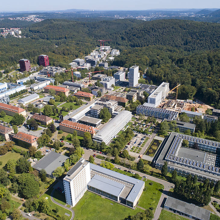 Campusgebäude aus der Luft gesehen