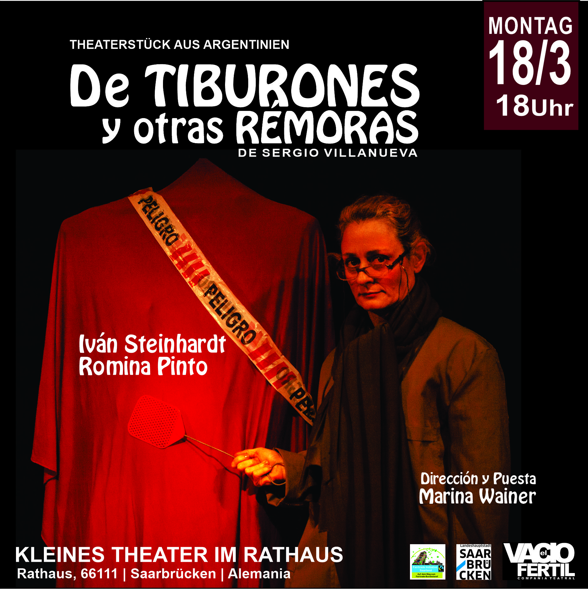Bild einer Szene des Theaterstücks. Frau mit einer Fliegenklatsche in der Hand. Im Hintergrund der Text: Peligro.