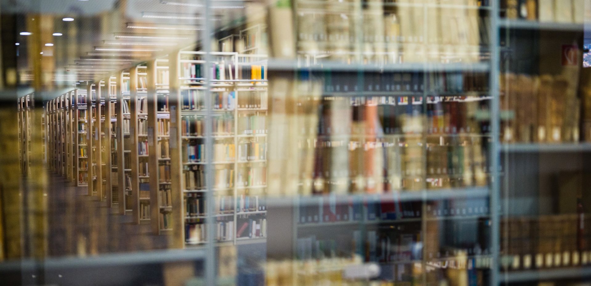 Spiegelung von Bücherregalen in einer Bibliothek