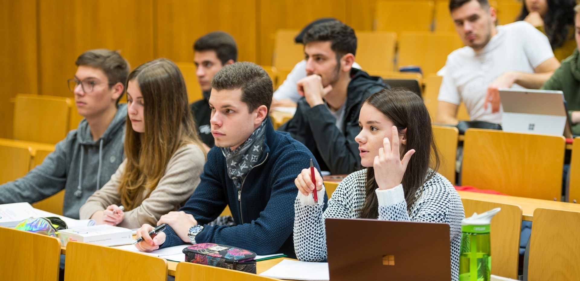 Studierende sitzen in einem Hörsaal der Universität des Saarlandes