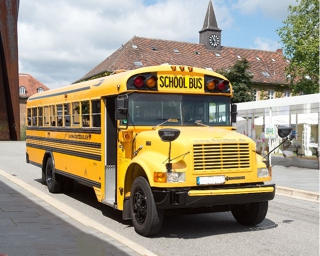 Amerikanischer, gelber Schulbus auf dem Saarbrücker Uni-Campus