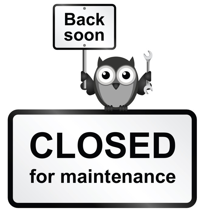 Eule mit "Back soon"-Schild in der Hand sitzt auf einem "Closed for maintenance"-Schild